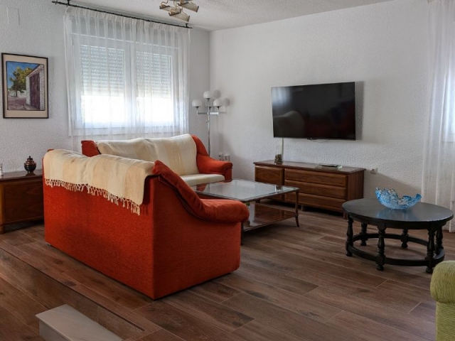 Salon con sillones y tele