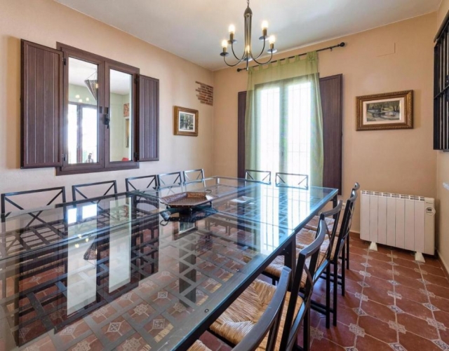 Comedor grande con mesa