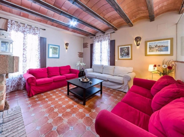 Sala amplia con chimenea