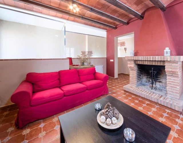 Sala amplia con la chimenea