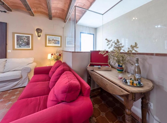 Sala amplia con sofa 
