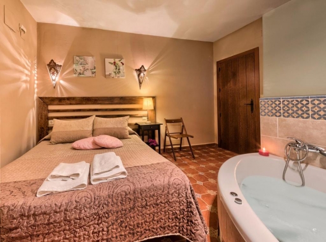Dormitorio con jacuzzi 