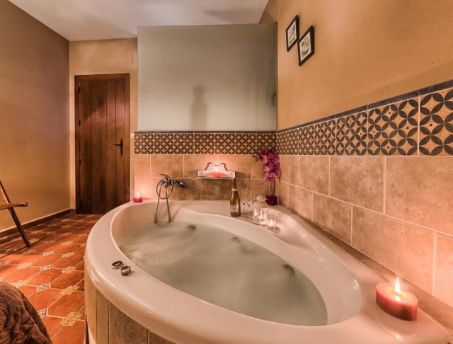 Dormitorio con jacuzzi 