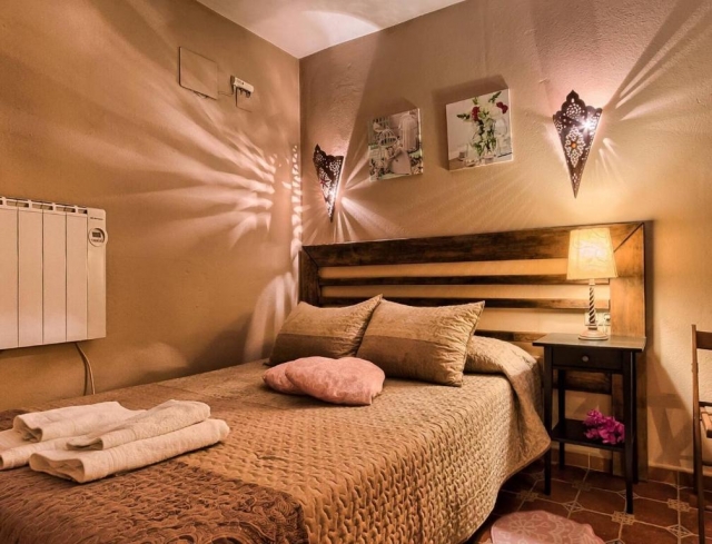 Dormitorio con una cama