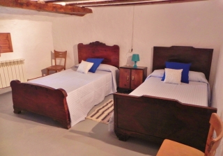 Dormitorio con dos camas y cabeceros desiguales