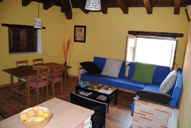 Sala de estar con television y mesa de comedor