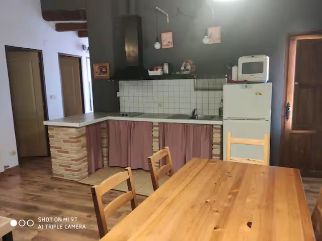 Cocina con mesa delante