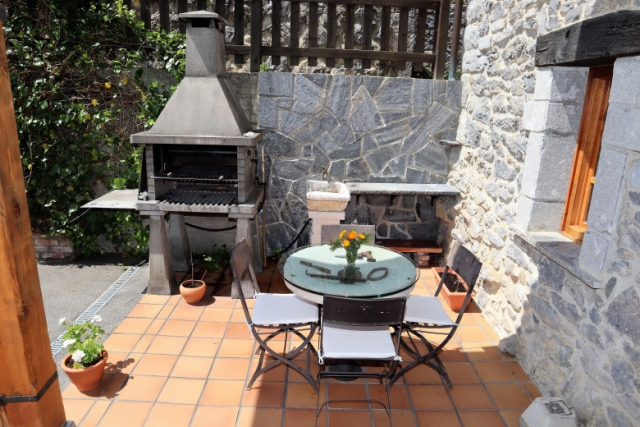 Amplia barbacoa con mesa