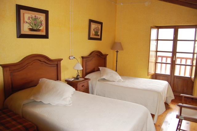 Dormitorio doble con balcon 