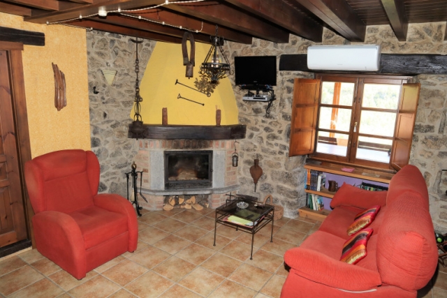Sala amplia con chimenea
