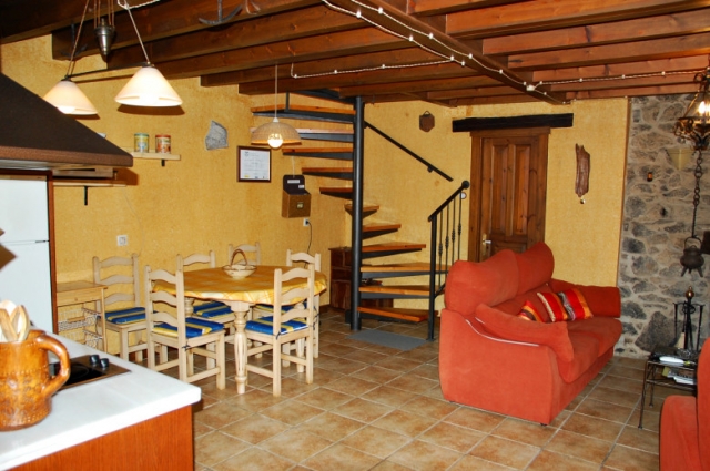 Sala amplia con la cocina