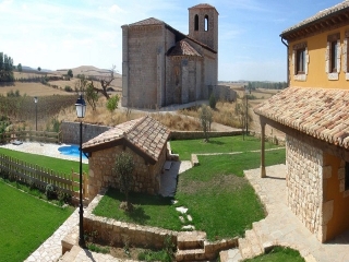 Vue sur les jardins communaux, avec barbecue et piscine
