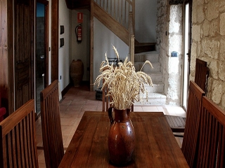Table à manger avec chaises assorties et vue sur l'escalier