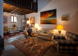 Salón comedor con altillo de madera