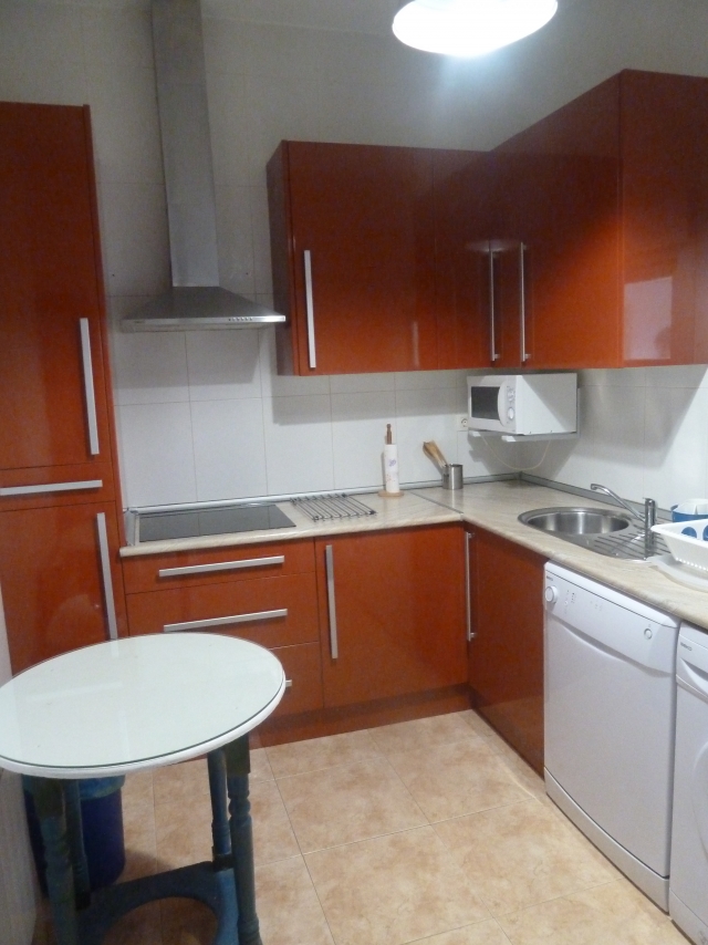 Cocina con encimera en L