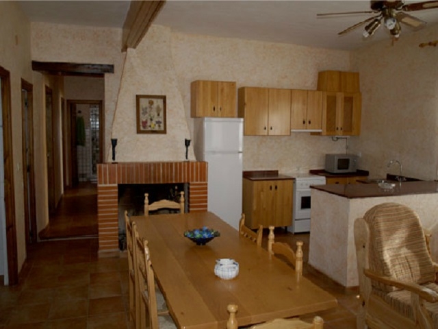 Amplia cocina con comedor y sala de estar
