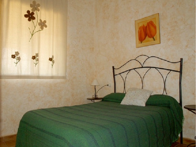 Dormitorio doble con cama de matrimonio