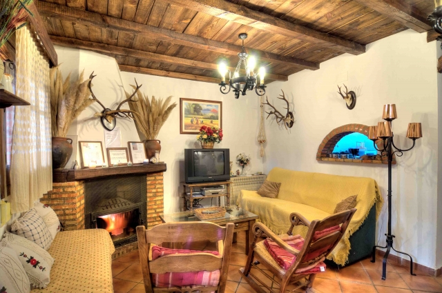 Sala amplia con chimenea