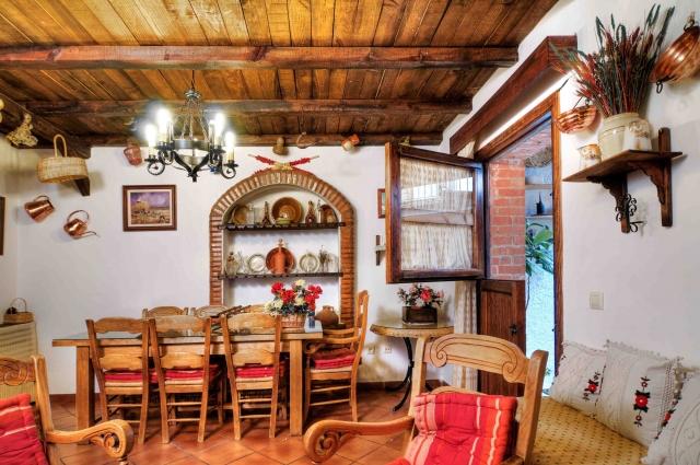 Sala de estar con mesa 