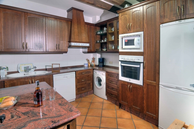 Cocina amplia con mesa