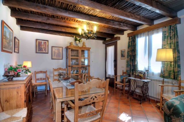 Sala amplia con mesa