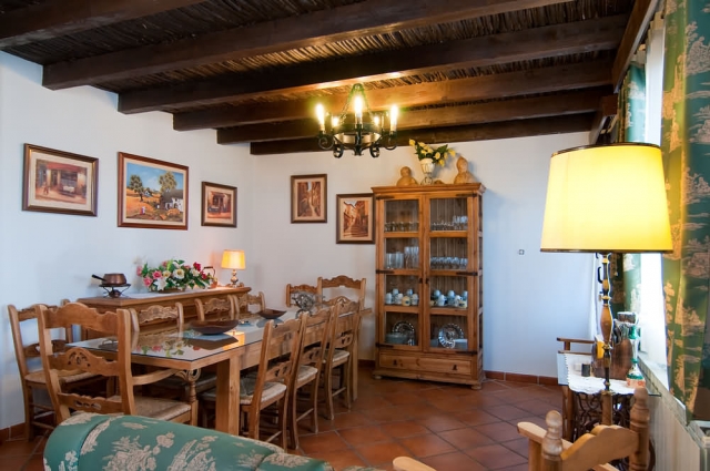 Sala de estar con mesa