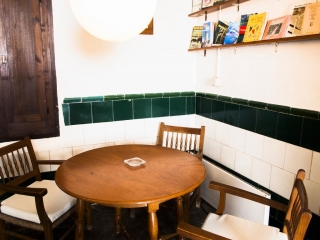 Mobiliario y pequeña biblioteca