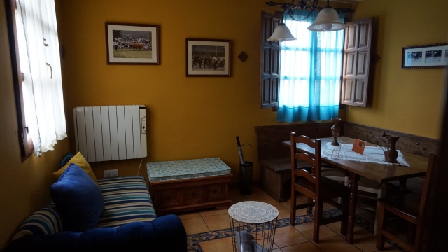 Sala amplia con mesa 