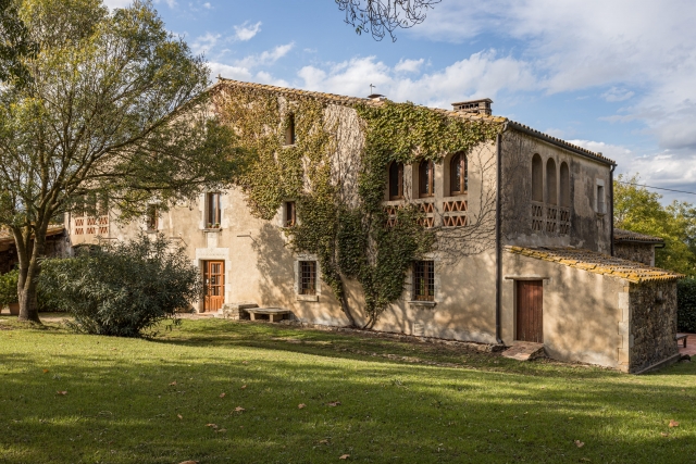 Amplia finca y jardines