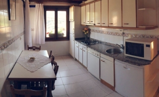 Cocina con mesa frente a la encimera