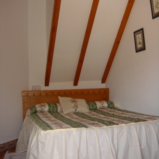 Dormitorio con cama de matrimonio