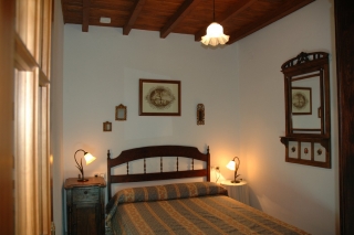 Mobiliario en madera presente en un dormitorio