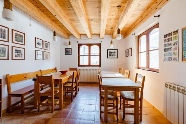 Cocina comedor con mesas