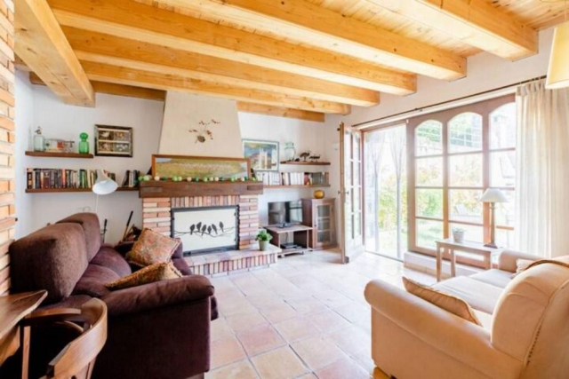 Sala amplia y chimenea