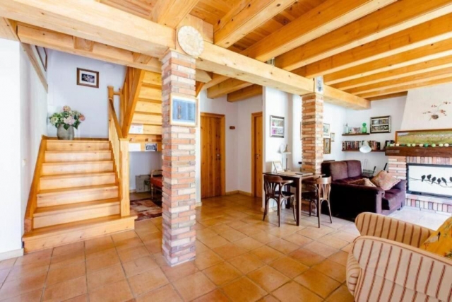 Sala de estar con escalera