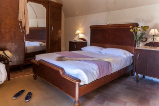 Dormitorio con cama de matrimonio