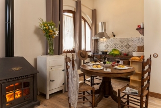Con chimenea y mesa comedor