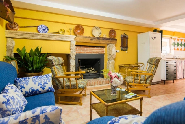 Sala amplia con chimenea