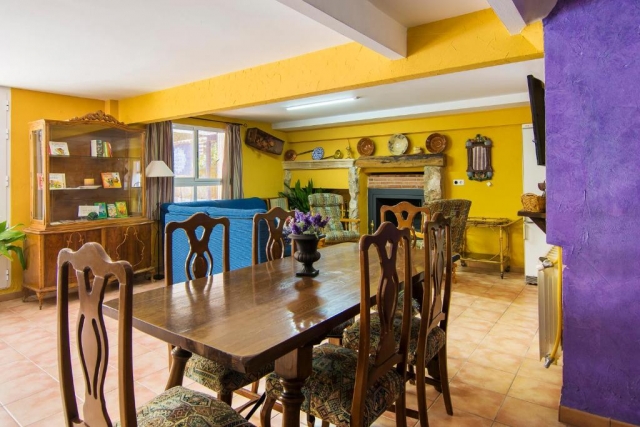 Sala amplia con la mesa