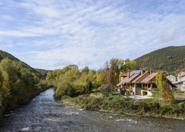 Las casas junto al rio