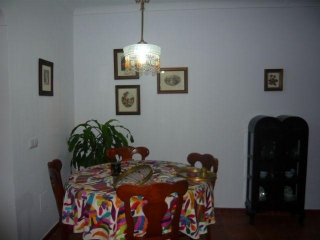 Amplio salón de color blanco