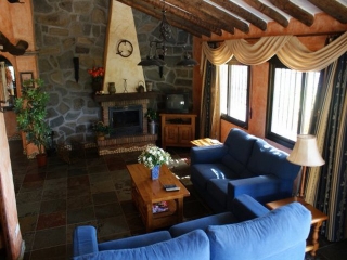 Sala de estar totalmente amueblada