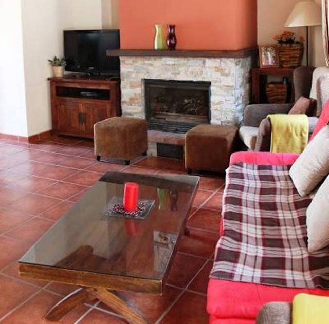 Sala de estar con sofas y television