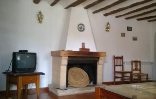 Chimenea con televisor al lado