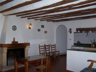 Sala de estar con chimenea y barra americana