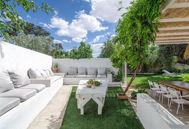 Amplios jardines con mesa