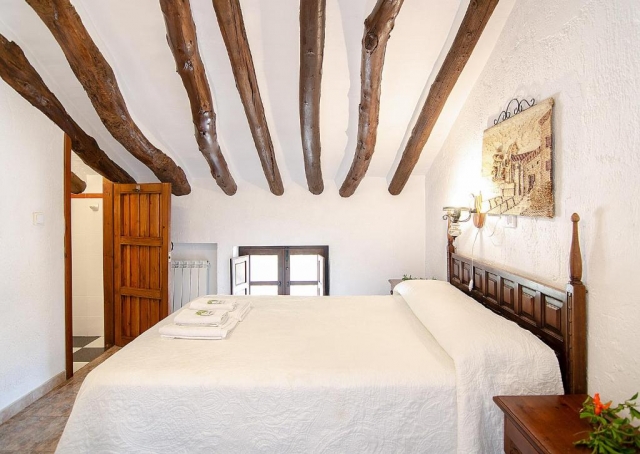 Dormitorio amplio con vigas