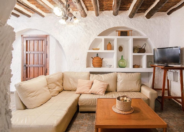 Sala de estar con sofa y tele