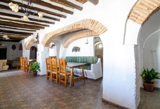 Salones amplios con sillas 