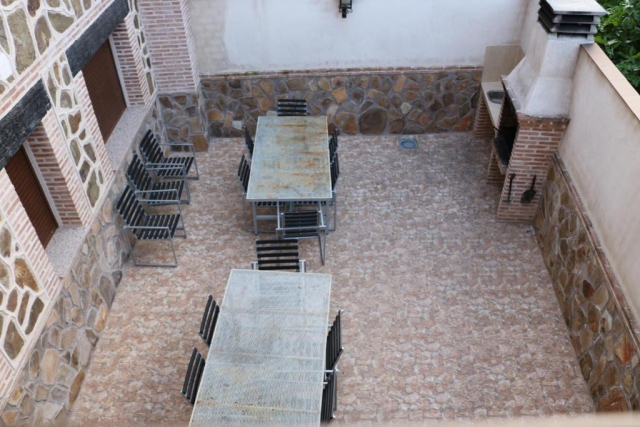 Amplia terraza con barbacoa